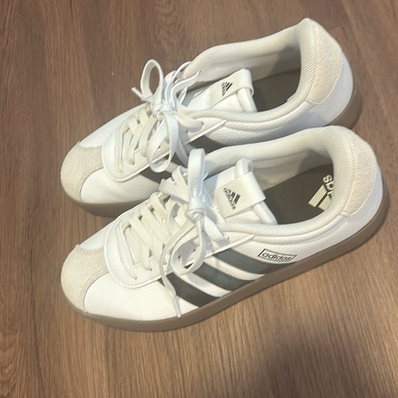 Men’s  size 7 / women’s 9 Adidas tennis shoes fits a women size 9 - Picture 4 of 11